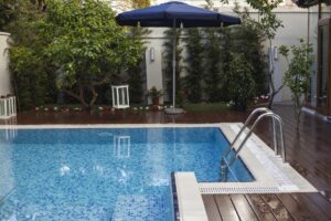 Schwimmbad für die Saison vorbereiten