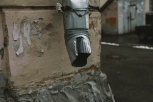 regelmäßige Wartung der Dachentwässerung